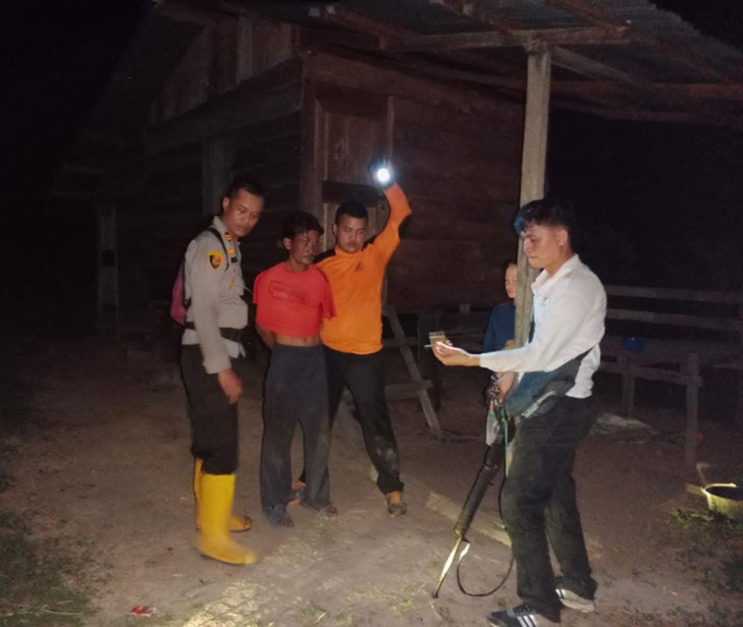 Kapolsek Tandun Iptu Ulik Irwanto bersama personel mengamankan terduga pelaku IW (40) kepemilikan senpi rakitan illegal beserta amunisi di salah satu pondok perkebunan kelapa sawit masyarakat di Desa Kumain, Kecamatan Tandun, Senin (4/7/2022).